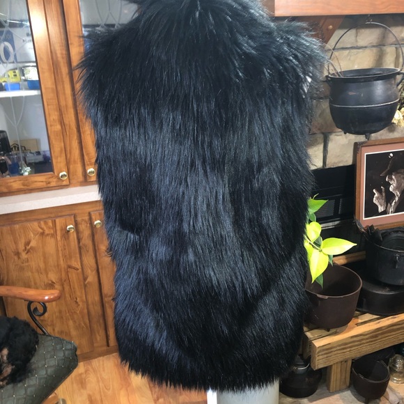 PPLA CLOTHING SIZE SMALL BLACK FAUX FUR VEST WITH HOOK CLOSURE,POCKETS,AND LINED - Picture 3 of 5